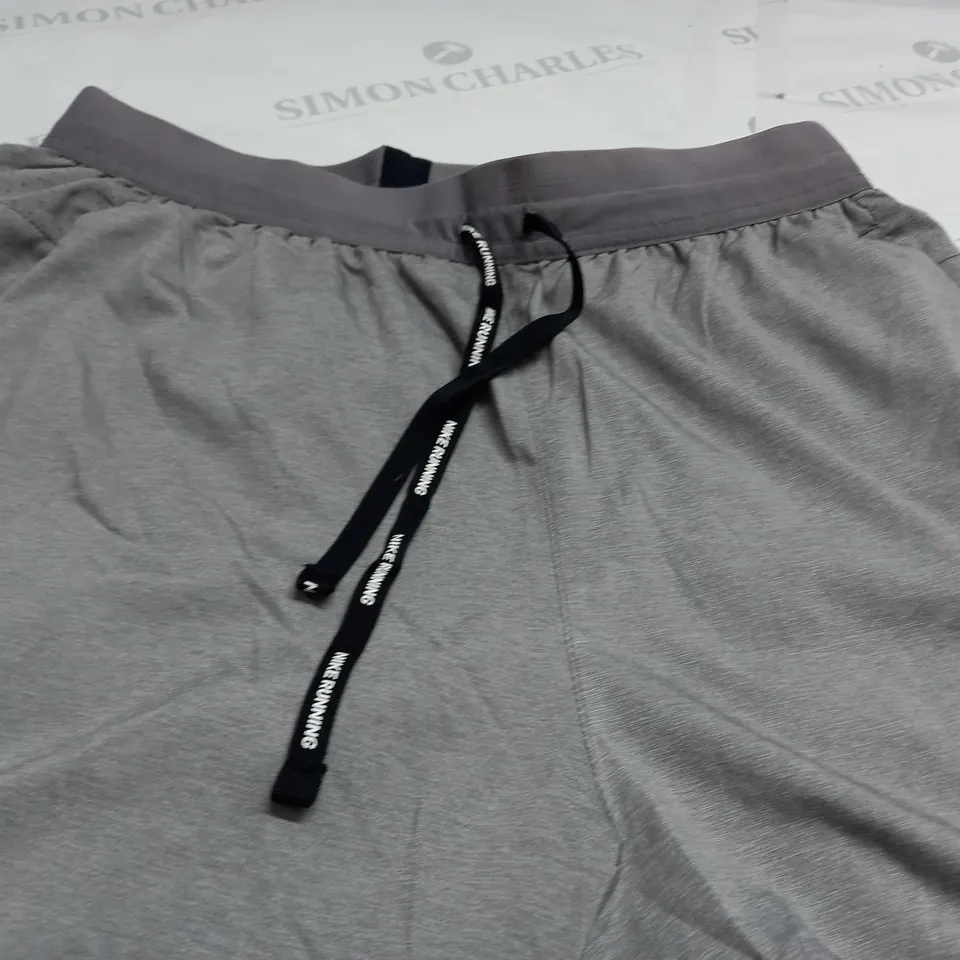 NIKE RUNNIN SHORTS IN GREY - SMALL