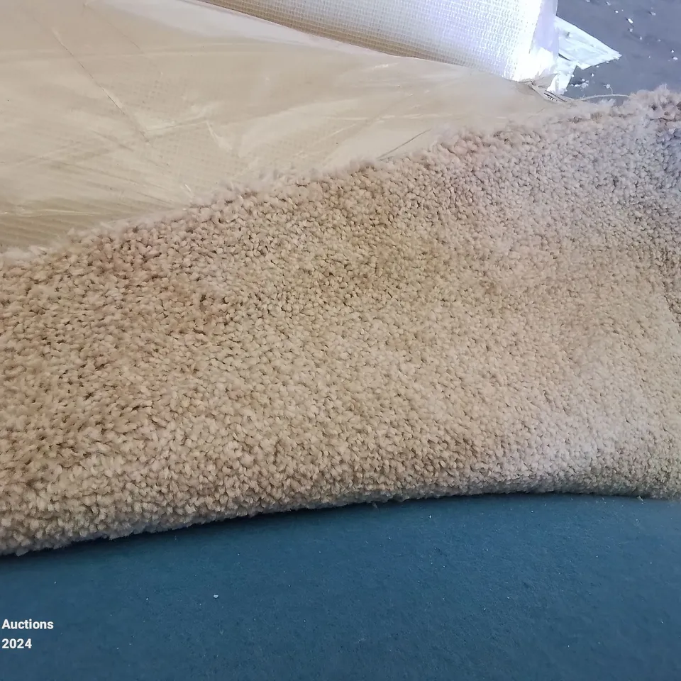 ROLL OF QUALITY B.SOFT SPLENDID 5M BLUE FELT 685 OLIVE TINT APPROXIMATELY 12.4M L X 5M W CARPET