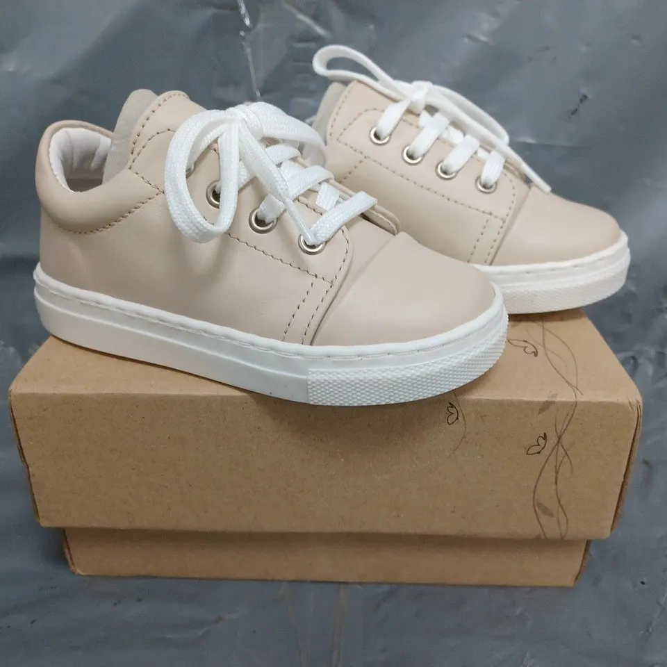 BOXED PAIR OF BORBOLETA INFANT SHOES IN BEIGE SIZE EU 23
