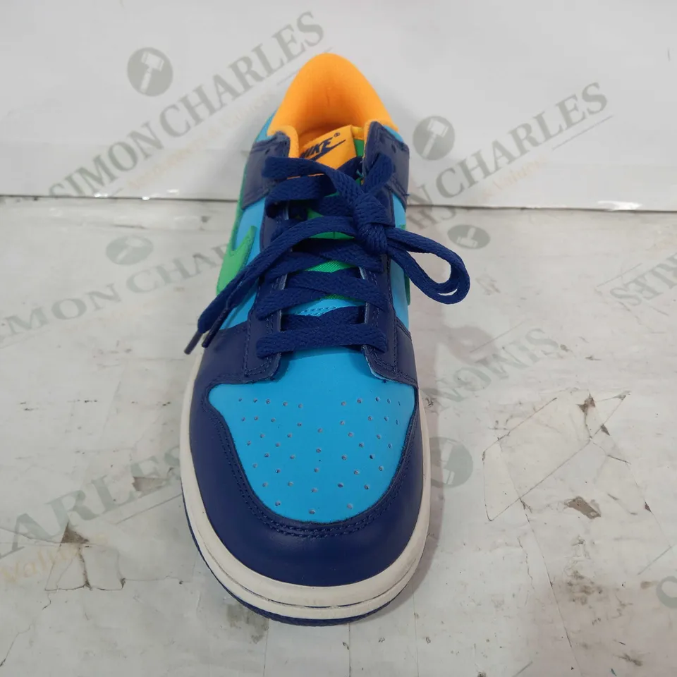 BOXED PAIR OF NIKE TRAINERS IN NAVY/BLUE/GREEN UK SIZE 5.5
