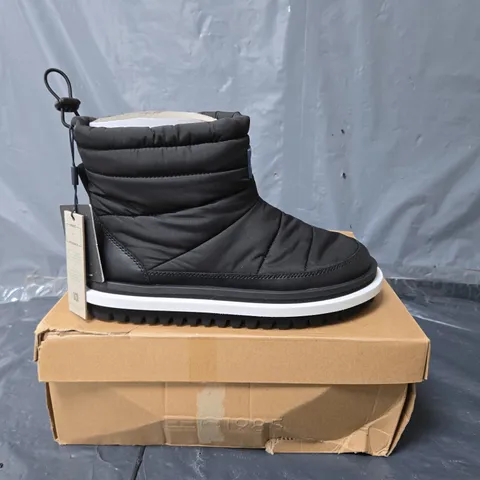 BOXED PAIR OF TOMMY JEANS PADDED FLAT BOOTS IN BLACK - SIZE 40