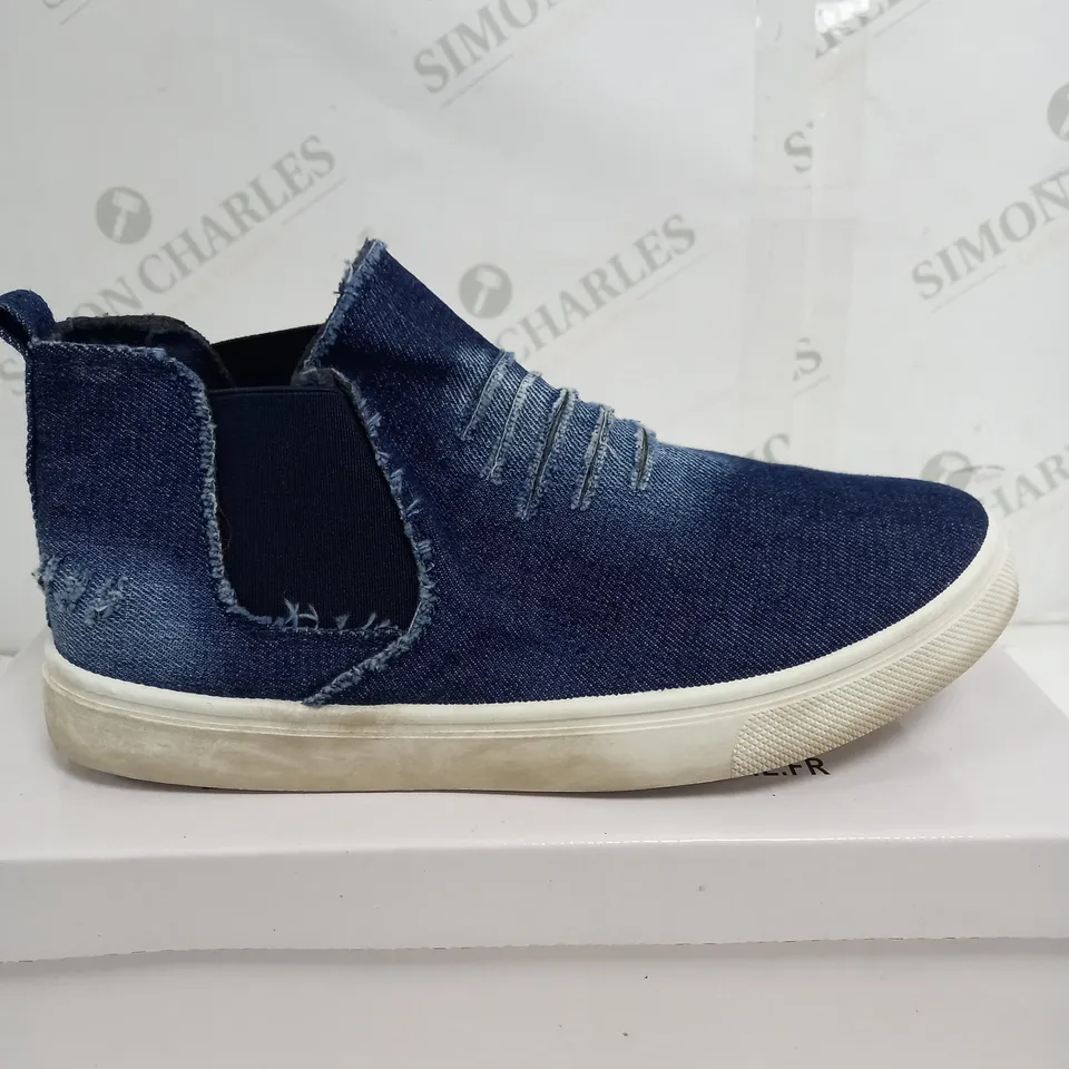 BOX OF 12 BLUE DENIM STYLE SHOES 