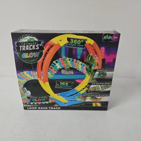 TOTALLY TRACKS GLOW LOOP RACE TRACK – 165 PIECES, BOXED