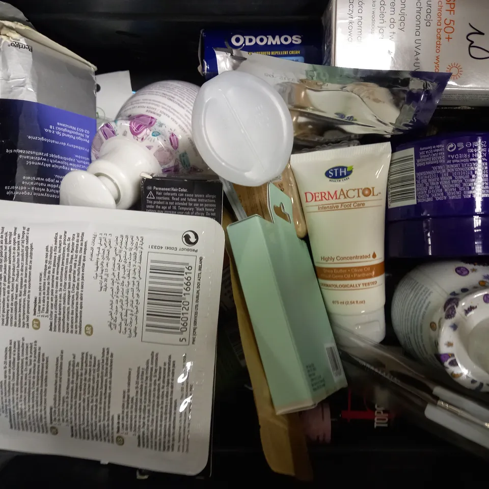 LOT OF APPROXIMATELY 20 ASSORTED HEALTH & BEAUTY ITEMS, TO INCLUDE DR JART+, BODY SCRUB, CBD OIL, ETC