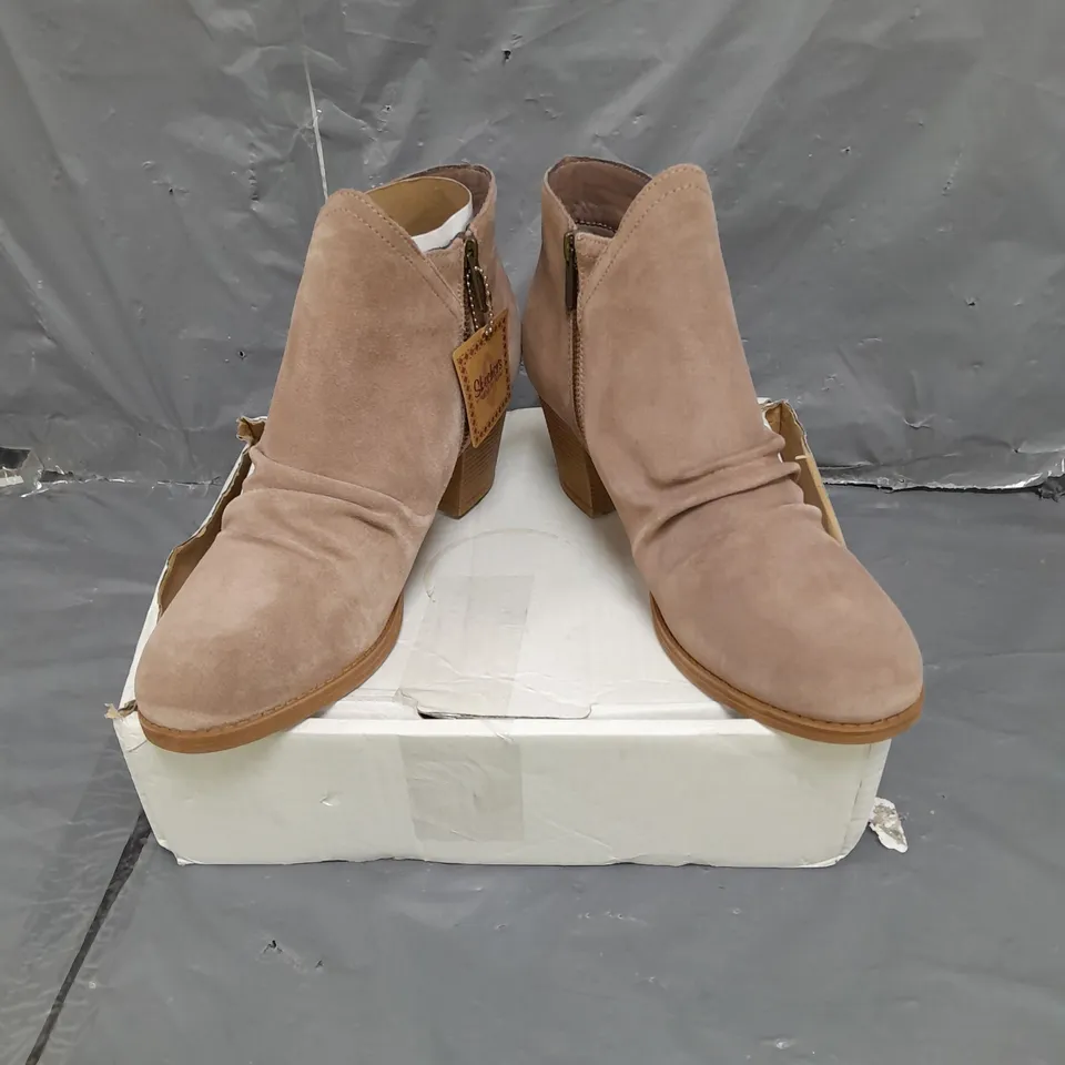 SKECHERS WATER RESISTANT CITY BOOT- MUSHROOM