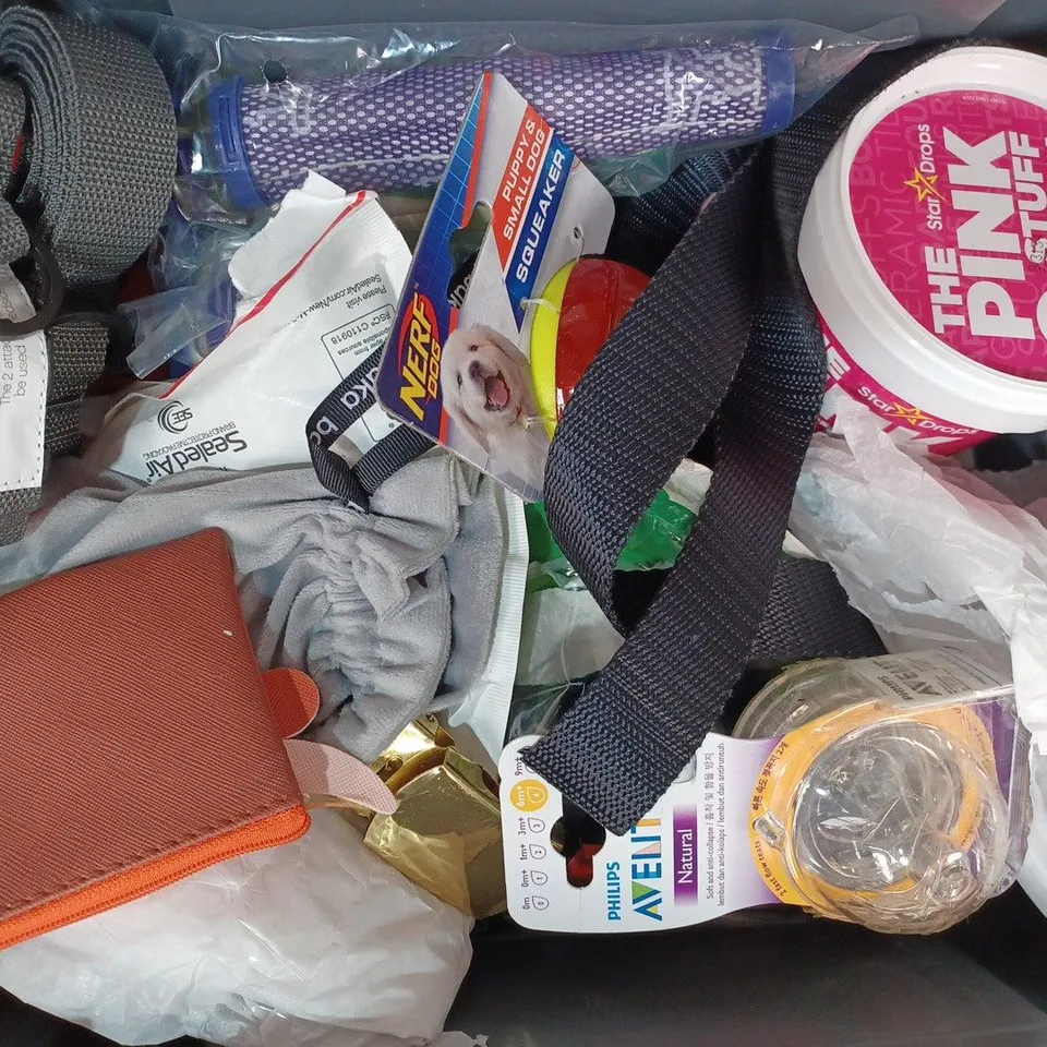 APPROXIMATELY 10 ASSORTED HOUSEHOLD ITEMS TO INCLUDE LUDG BLACK SHOE POLISH, NERF DOG TEETHER, TRAVELCARD HOLDER, ETC