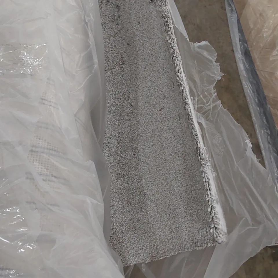 ROLL OF QUALITY OYSTER COVE MINERAL CARPET // SIZE: 4 X 3.7m