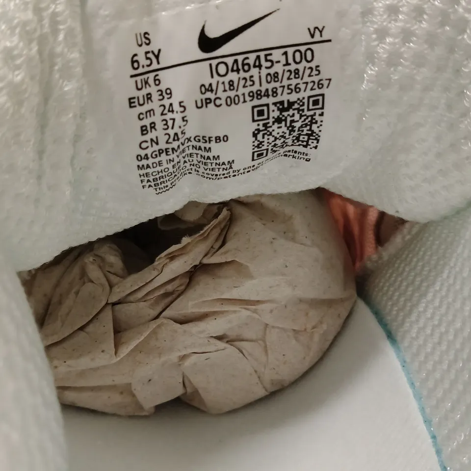 NIKE WHITE RUNNING SHOES – UK 6 (US 6.5) – BOXED 