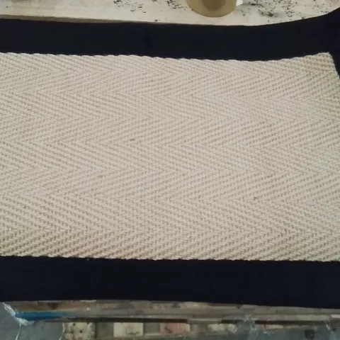 QUALITY DESIGNER AREA RUG - APPROXIMATELY 60X40CM