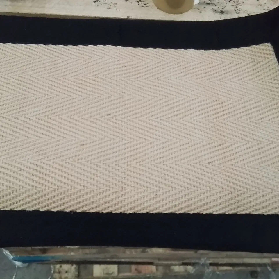 QUALITY DESIGNER AREA RUG - APPROXIMATELY 60X40CM