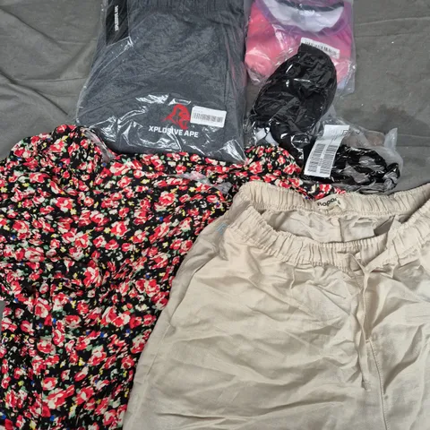 APPROXIMATELY 40 ASSORTED CLOTHING ITEMS IN VARIOUS SIZES, STYLES & COLOURS TO INCLUDE TRACKSUIT BOTTOMS, SHORTS, TOP, ETC - COLLECTION ONLY
