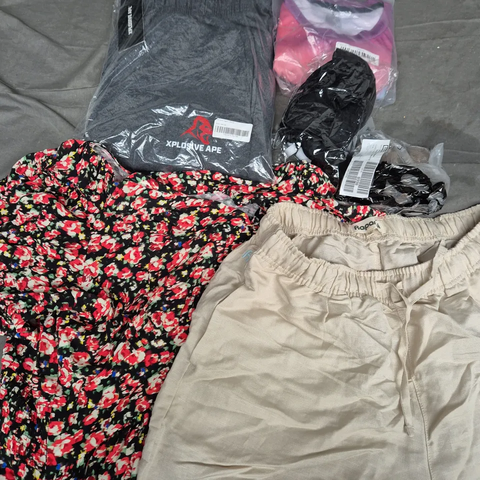 APPROXIMATELY 40 ASSORTED CLOTHING ITEMS IN VARIOUS SIZES, STYLES & COLOURS TO INCLUDE TRACKSUIT BOTTOMS, SHORTS, TOP, ETC - COLLECTION ONLY