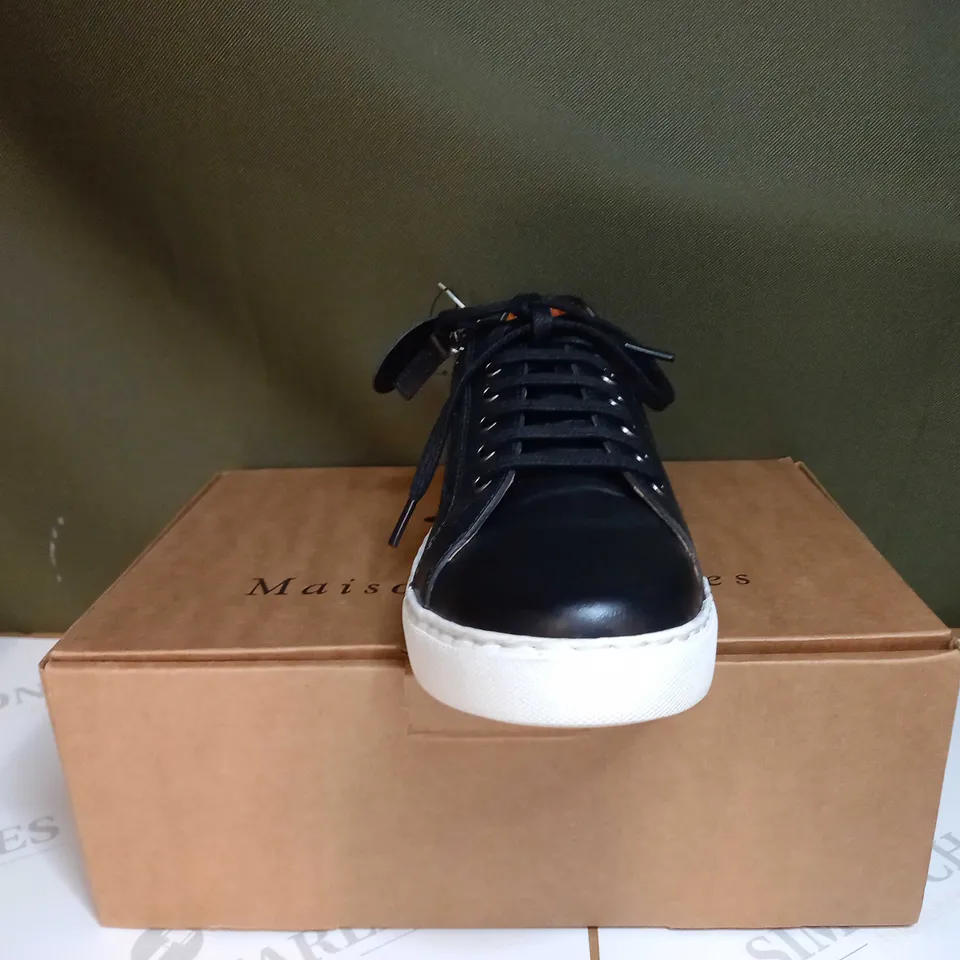 BOXED PAIR OF MAISON DE NIMES BLACK ZIP DETAIL TRAINERS - SIZE 6