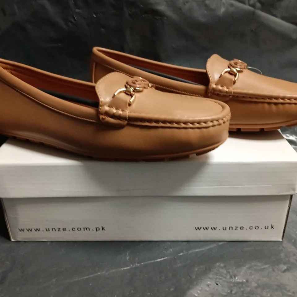 BOXED PAIR OF UNZE SHOES IN LIGHT BROWN SIZE UK 5