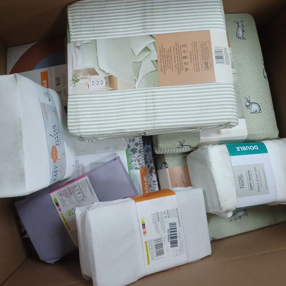 APPROXIMATELY 20 ASSORTED BEDDING ITEMS TO INCLUDE PIPED EDGE DUVET SET DOUBLE, COTTON RICH FITTED SHEET SINGLE, EASY CARE PILLOWCASES, ETC - COLLECTION ONLY