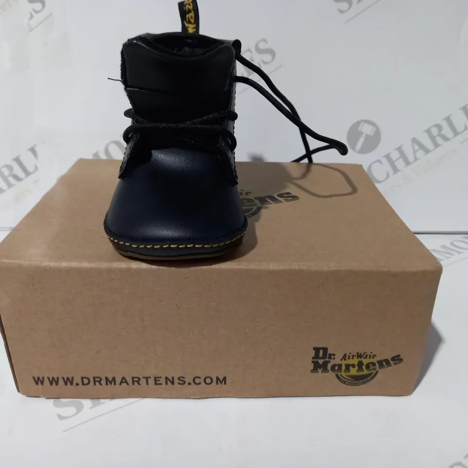 BOXED PAIR OF DR MARTENS INFANT SHOES IN BLACK UK SIZE 1