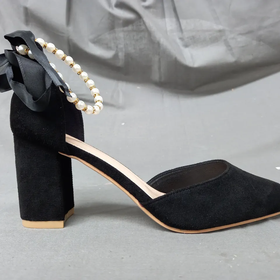 BOXED PAIR OF DESIGNER POINTED TOE BLOCK HEEL SHOES IN BLACK W. PEARL EFFECT STRAP EU SIZE 40