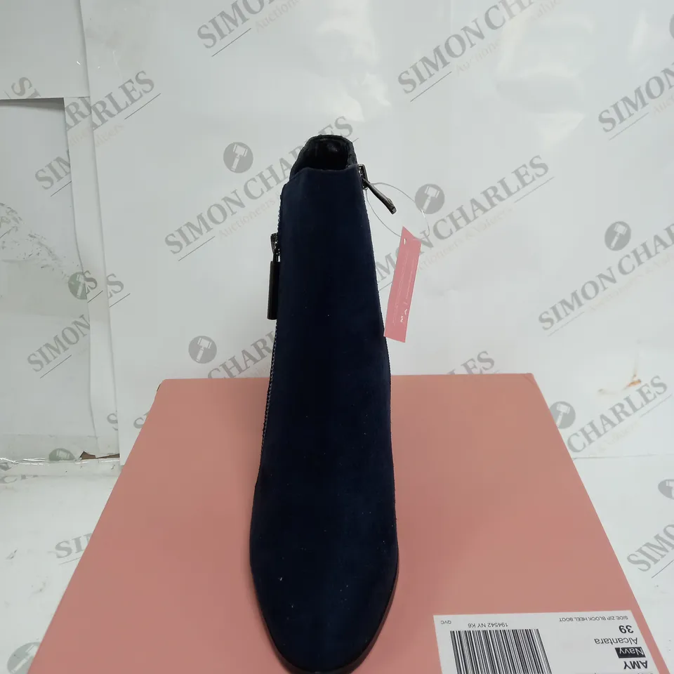 BOXED MODA AMY HEEL BOOT IN NAVY SIZE 6 