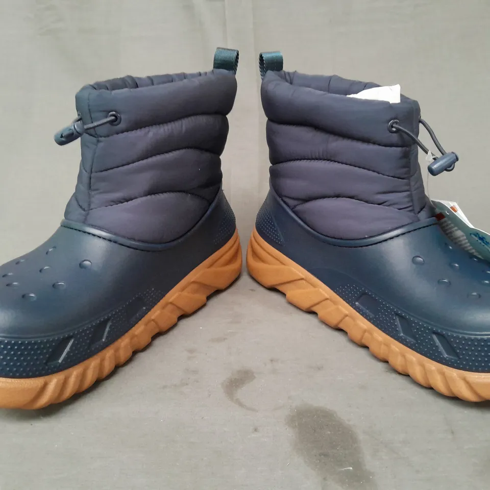 BOXED PAIR OF CROCS DUET MAX II BOOTS IN NAVY UK SIZE M5/W6