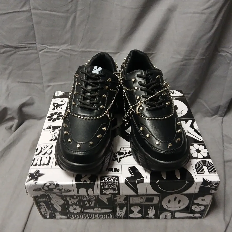 BOXED UK4 KOI JINX MYSTIC CHARM TRAINERS – BLACK