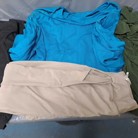 BOX OF APPROXIMATELY 10 ASSORTED CLOTHING ITEMS IN VARIOUS SIZES AND COLOURS 