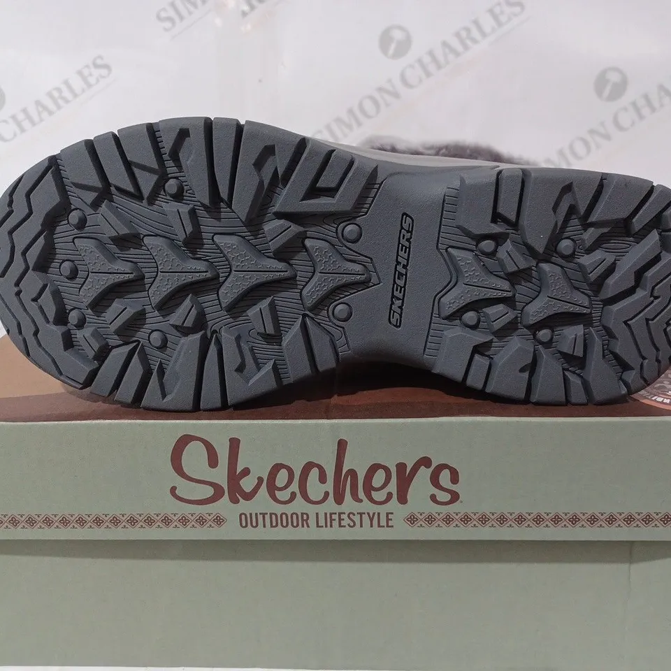 boxed skechers womens anti slip and waterproof fur lined boots - size 3.5