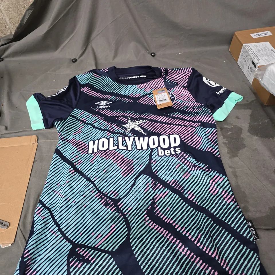 BRENTFORD FC AWAY SHIRT – LEWIS-POTTER 23, UMBRO, HOLLYWOOD BETS, SIGNED