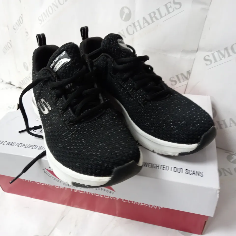 BOXED SKECHERS TRAINERS IN BLACK/WHITE SIZE 3.5