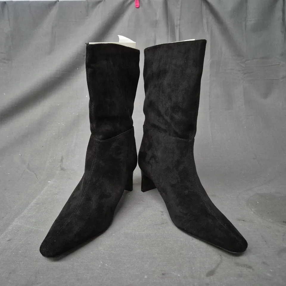 BOXE DPAIR OF V BY VERY CHISELLED TOE STRAIGHT LEG CALF BOOTS IN BLACK SIZE 6 RRP £42