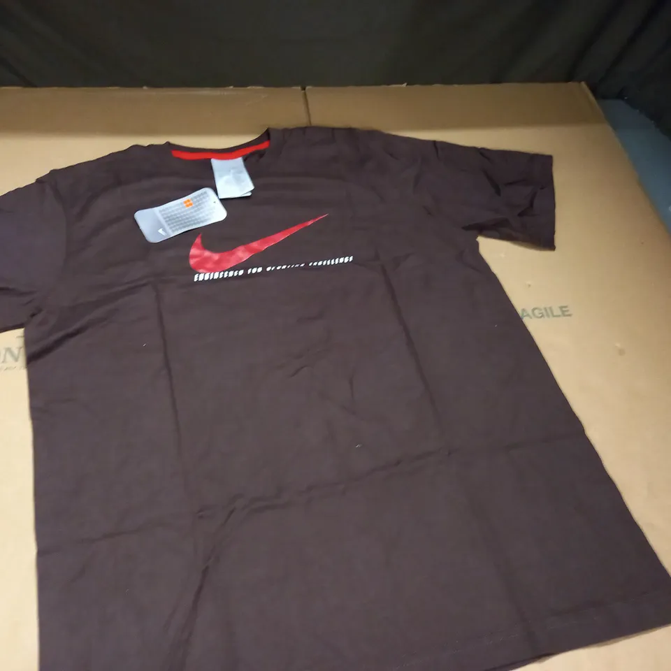 NIKE BROWN T-SHIRT - L