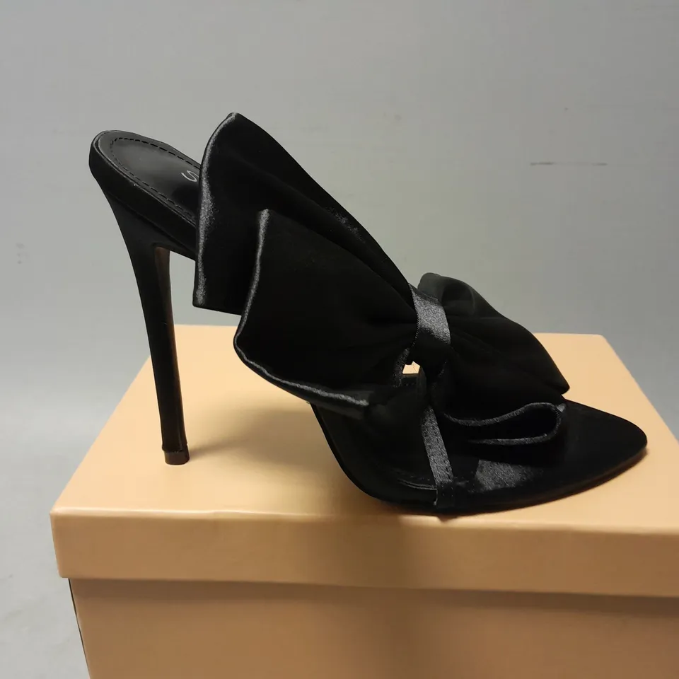 BOXED PAIR OF SLIMMI LONDON ELYNA BOW BACK BARELY HEELS IN BLACK - UK 5