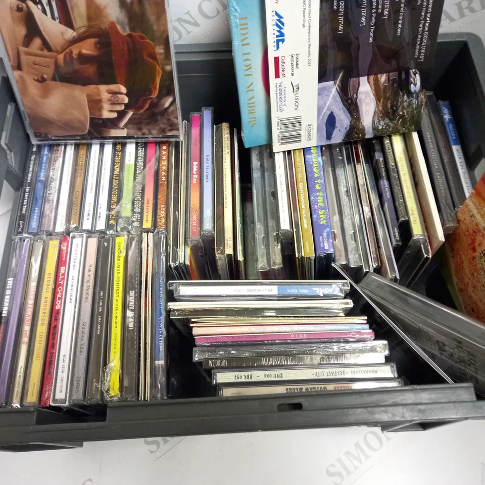 LOT OF APPROXIMATELY 50 CDS & CASSETTES, TO INCLUDE TAYLOR SWIFT, LEWIS CAPALDI, ARCTIC MONKEYS, ETC