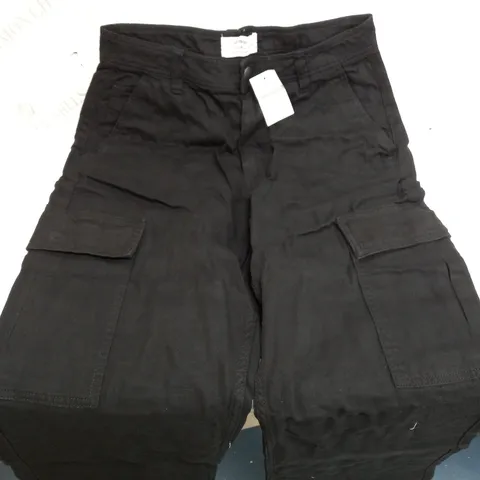 APPROXIMATELY 13 COTTON ON ITEMS INCLUDING SIZE 12 BLACK CARGO JEANS