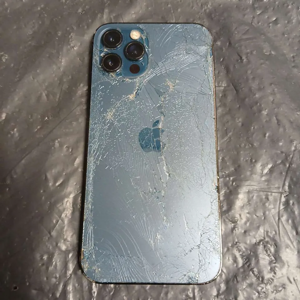 APPLE IPHONE PACIFIC BLUE SMARTPHONE – CRACKED FRONT SCREEN