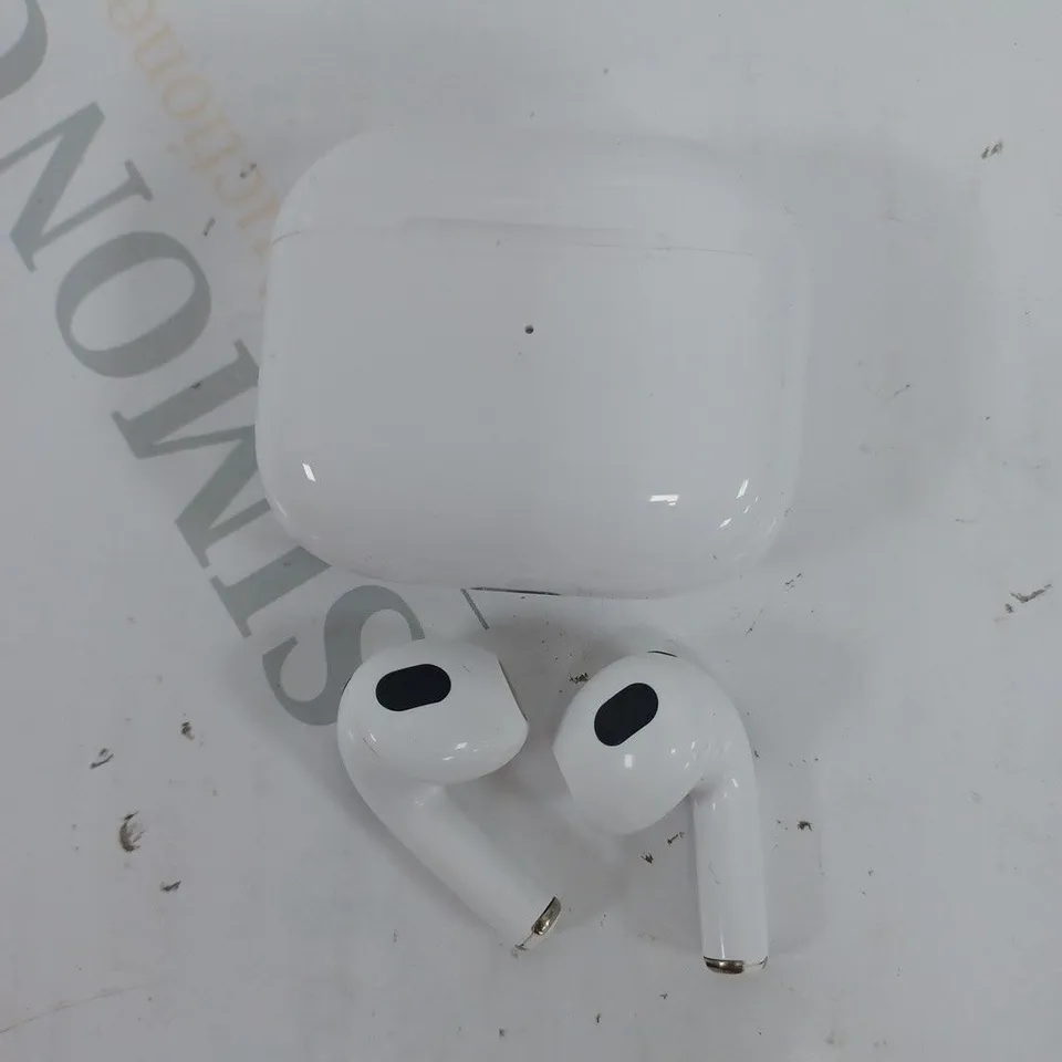 BOXED DESIGNER WIRELESS EARPHONE WITH CHARGING CASE IN WHITE 