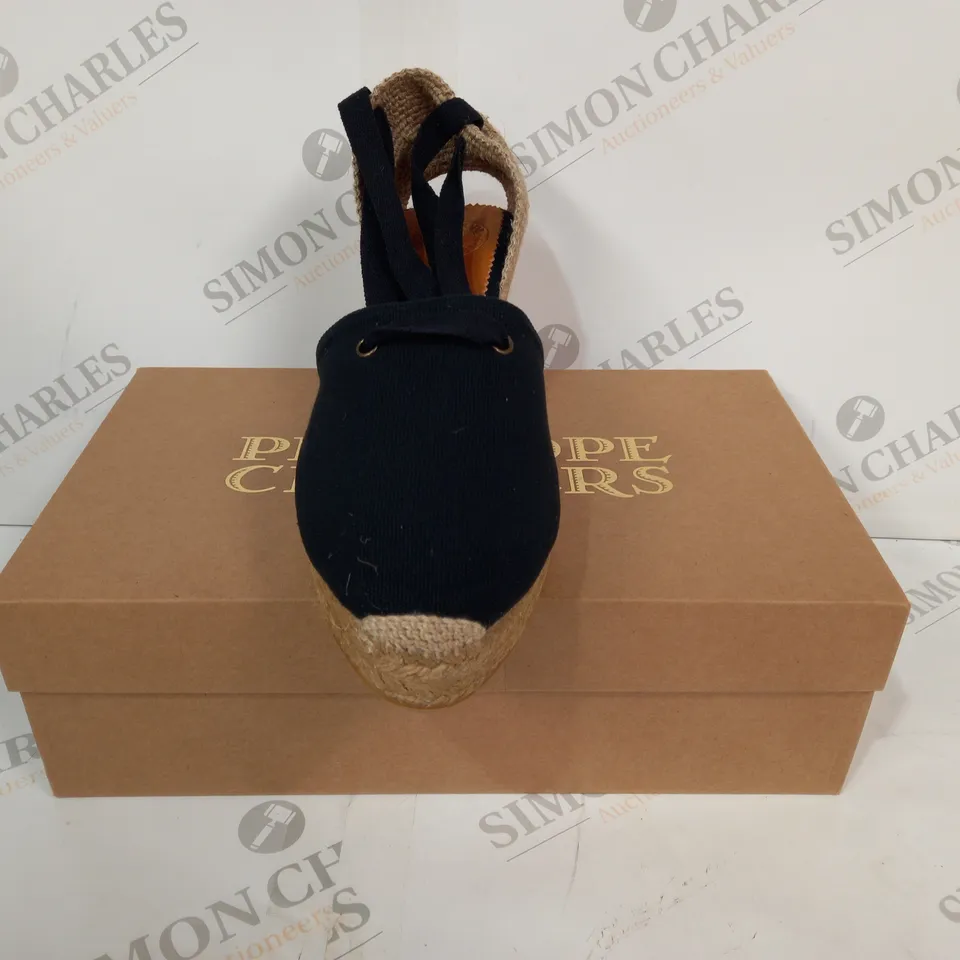 BOXED PAIR OF PENELOPE CHILVERS HIGH VALENCIANA CLOSED TOE WEDGES IN BLACK EU SIZE 40