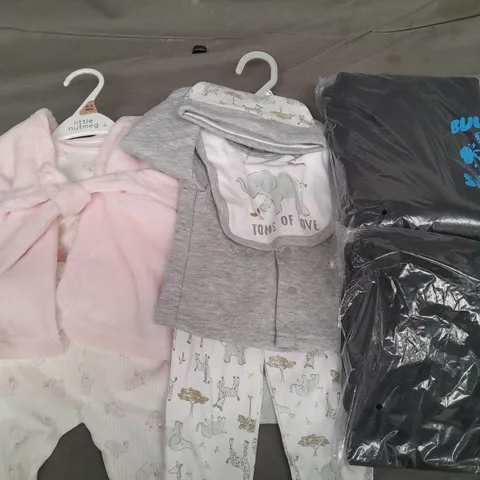 APPROXIMATELY 15 ASSORTED KIDS CLOTHING IN VARIOUS STYLES TO INCLUDE SIZES 0-3 MONTHS, 3-4 YEARS, 9-11 YEARS