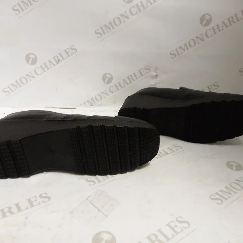 CUSHION WALK WOMENS BLACK MAT 6 UK 