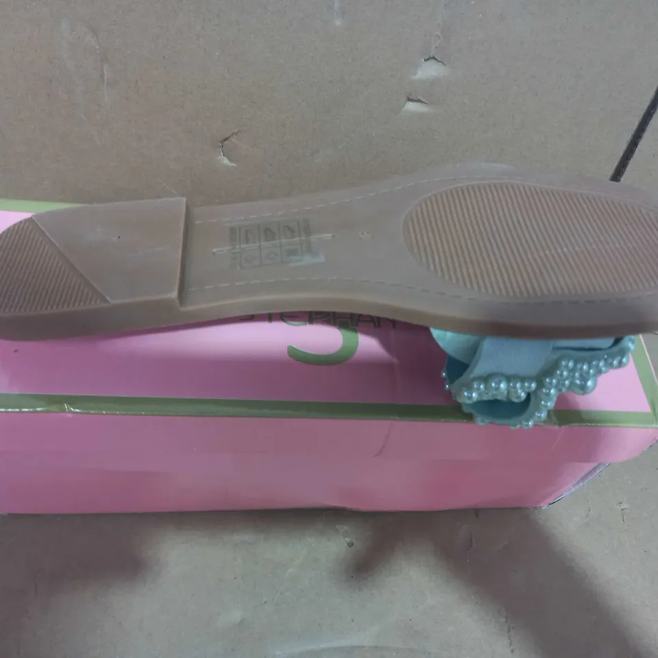BOXED PAIR OF STEPHAN SANDALS IN GREEN EU SIZE 40