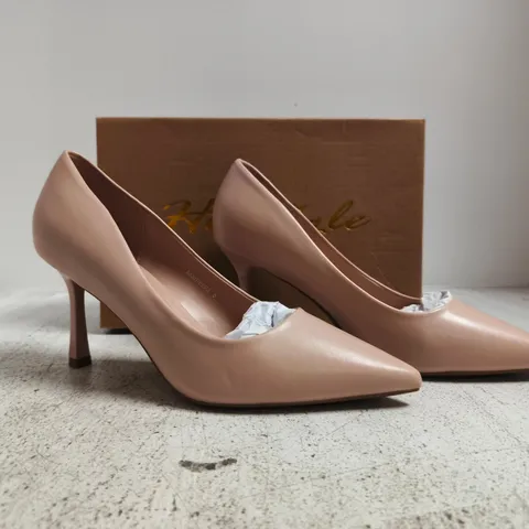 BOXED PAIR OF HERSTYLE MARNEENA 3" STILETTO HEELS IN BEIGE SIZE 8