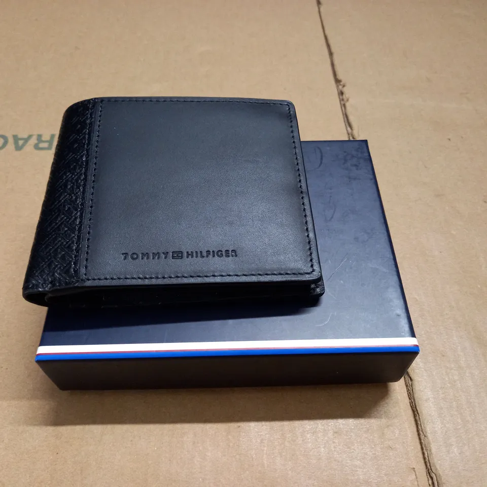 BOXED TOMMY HILFIGER BLACK WALLET 