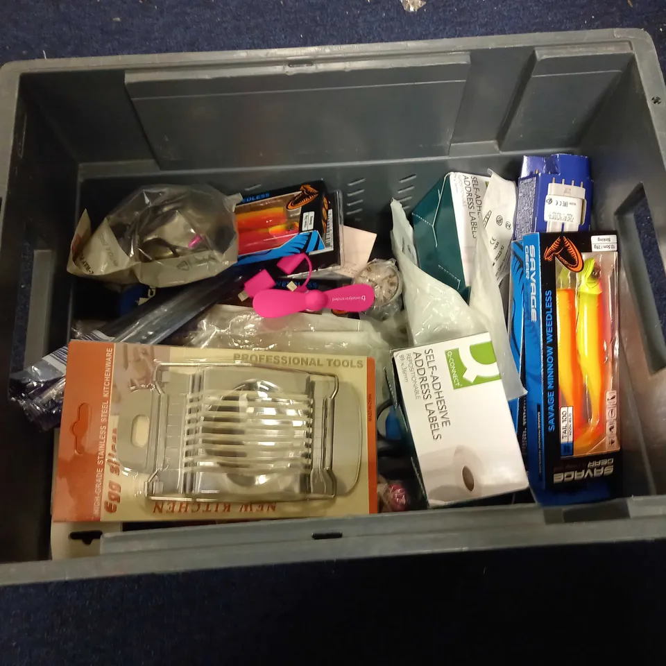 LOT OF ASSORTED HOUSEHOLD GOODS TO INCLUDE EGG SLICER, CHEESE SLICER, AND ADDRESS LABELS ETC.