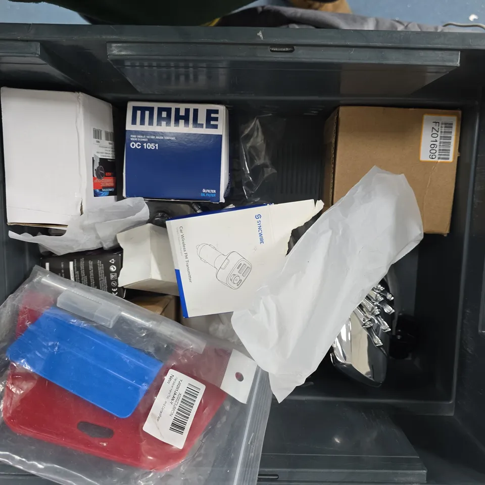 BOX OF ASSORTED CAR ITEMS TO INCLUDE - LED HEAD LIGHT BULBS - DASH CAM - MIRROR 