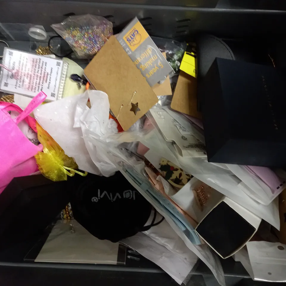 LOT OF APPROXIMATELY 20 JEWELLERY ITEMS, TO INCLUDE EARRINGS, NECKLACES, ETC