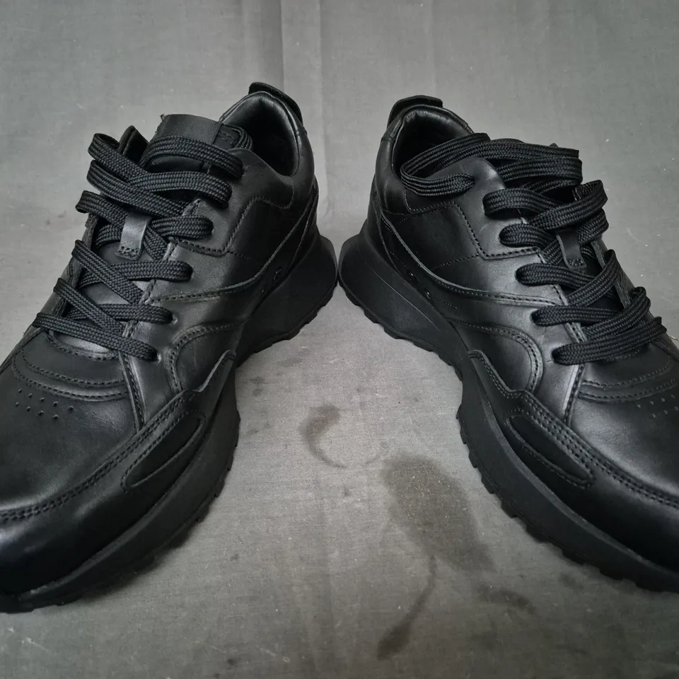 BOXED PAIR OF BOSS SNEAKERS IN BLACK UK SIZE 9