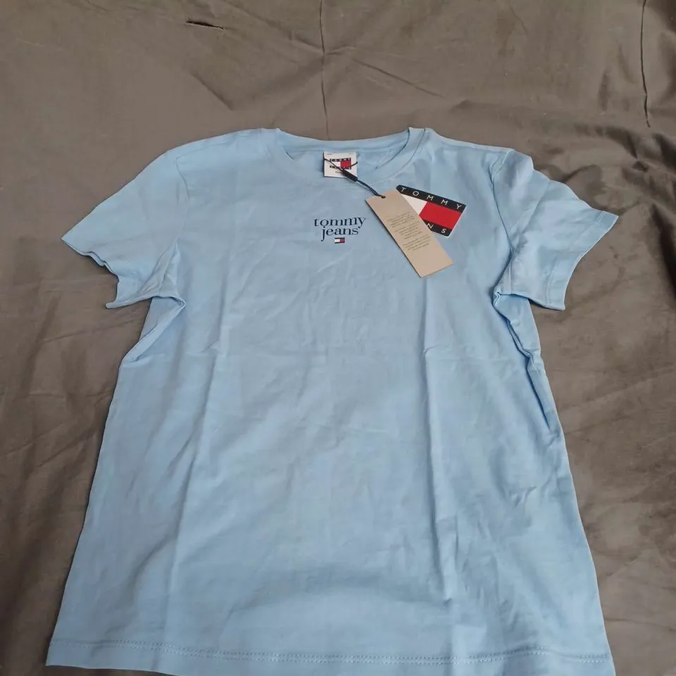 TOMMY JEANS SLIM ESSENTIAL LOGO TSHIRT IN BABY VESSEL BLUE SIZE M