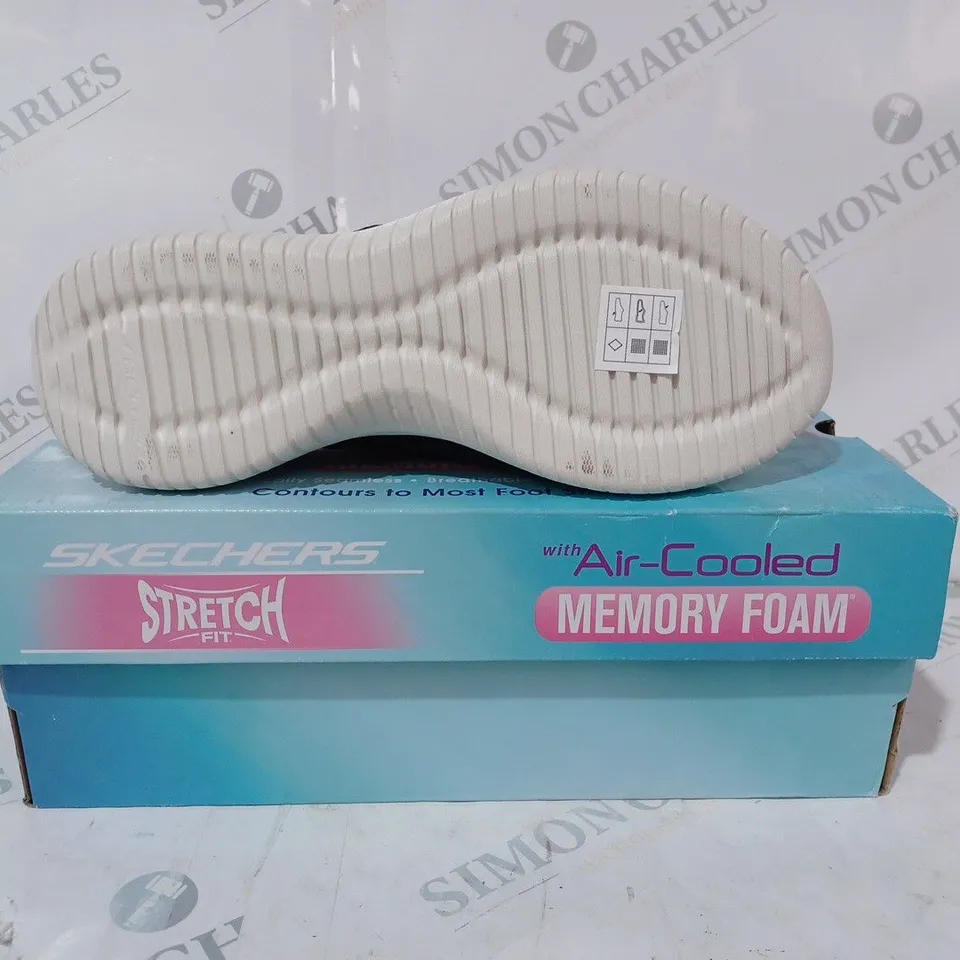 BOXED PAIR OF SKECHERS STRETCH FIT MEMORY FOAM TRAINERS IN BLACK SIZE 3