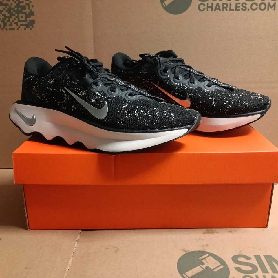 BOXED PAIR OF NIKE MOTIVA TRAINERS IN BLACK/SILVER SIZE UK 6.5