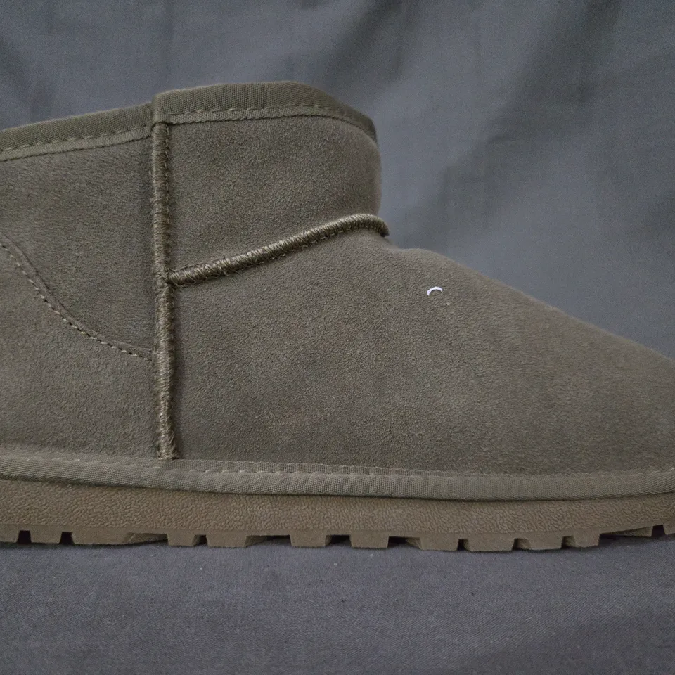 BOXED PAIR OF UGG SHOES IN TAUPE UK SIZE 9