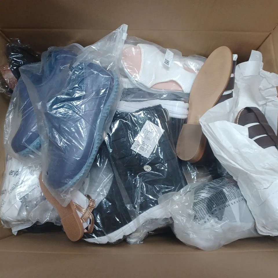 APPROXIMATELY 25 ASSORTED FOOTWEAR RELATED ITEMS IN VARYING STYLE/SIZE/COLOUR TO INCLUDE H&M, RIVERISLAND, CELTIC & CO, ETC